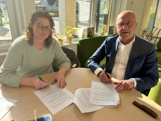 📣Basisschool De Poort Ten Boer start Kinderopvang en BSO in schoolgebouw👉Onze school De Poort in Ten Boer start met ingang van het nieuwe schooljaar met kinderopvang en BSO in het schoolgebouw. Alyta Holtland, nu nog zelfstandig gastouder, breidt haar werkzaamheden uit met kinderopvang van 0-4 jaar en buitenschoolse opvang in De Poort aan de Emmerwolderweg in Ten Boer, onder de naam ✴️KDV De Opstap✴️. Op woensdag 12 maart hebben gerard janze, bestuurder NoorderBasis en Alyta Holtland hiervoor de handtekening gezet. 🔨De komende maanden wordt de school, waar Martin Grasdijk directeur is, verbouwd zodat er ruimte is voor de kinderopvang en deze ruimte aan alle veiligheidseisen voldoet. Met de start van het nieuwe schooljaar zal de kinderopvang en BSO de deuren openen.