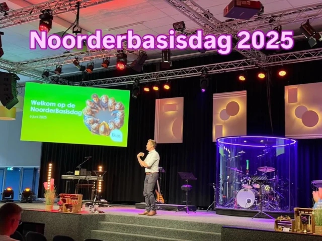 Noorderbasis-dag 2025Vandaag waren er bijna 600 Noorderbasismedewerkers in verbondenheid bijeen in de De Stadskerk in Groningen. Prachtig om samen te zingen voor God, te genieten en te luisteren naar Timzingt en Mark Buck van Verus. #verbinding #hoop #vertrouwen @noorderbasis #betekenis @destadskerk @timzingt