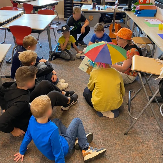 🎉📚 Wat een gezellige dag!Gisteren vierden we juffendag én openden we samen de Kinderboekenweek.🎈📖De juffen trakteerden de kinderen op een mooi verhaal uit een prentenboek, en daarna gingen de kinderen zelf op avontuur… een spannende vossenjacht door de wijk! 🦊✨Het was een geslaagde dag!🤩#juffendag #vossenjacht #kinderboekenweek2025 #volavontuur #basisschooltenboer