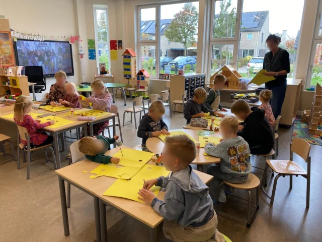 Vanmiddag is er hard gewerkt door groep 1 t/m 8 om een mooie lampion in elkaar te knutselen. ✂️Elke juf had een mooie lampion bedacht waar de kinderen uit konden kiezen. En wat zijn ze mooi geworden! Ook leuk om te zien hoe de oudere kinderen de jongere kinderen hebben geholpen.🤝🏼👧🏻👱🏻Wie weet tot 11 november?🏮#sintmaarten #11november #basisschooltenboer #kindcentrum