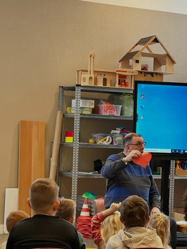 M A A N D V I E R I N G: samen stilstaan bij ‘vergeven’, niet 1x maar wel 7 maal 70 maal - altijd dus. Dominee Sander liet zien dat als we elkaar vergeven, ons hart weer heel kan worden🧡#depoort #noorderbasis #maandviering #vergeven